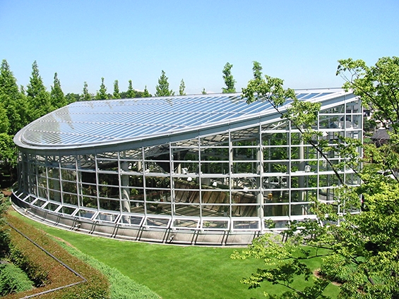 本社敷地内にあるグリーンプラザ(展示温室)の写真