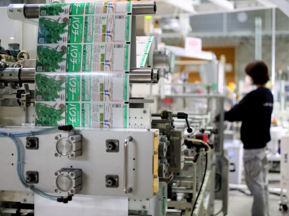 タネの袋にタネを詰める作業風景