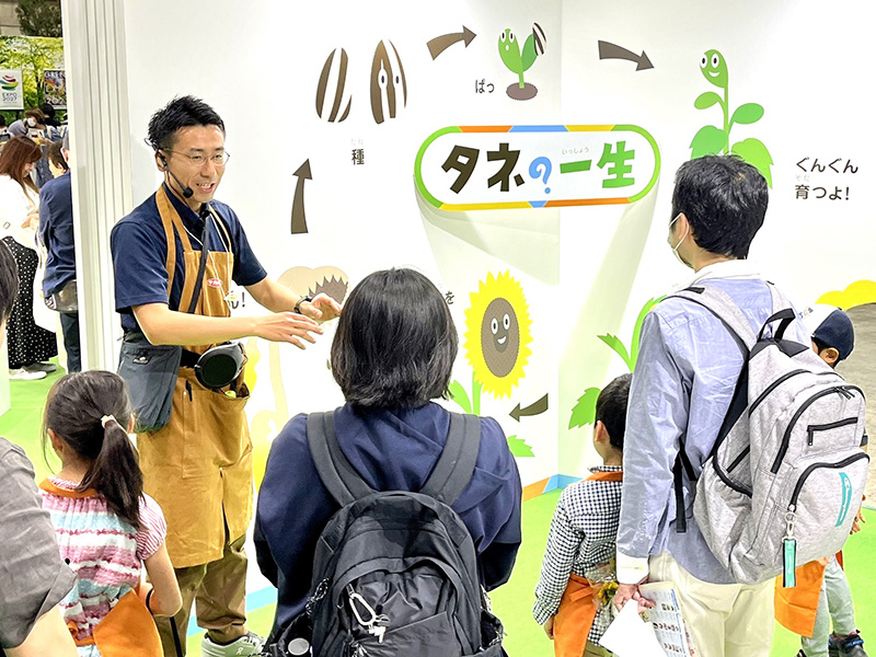 体験イベントで従業員がタネの一生を説明している様子